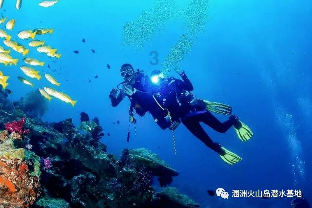 新月官推上半场时曾发推调侃梅西,赛后删除推文