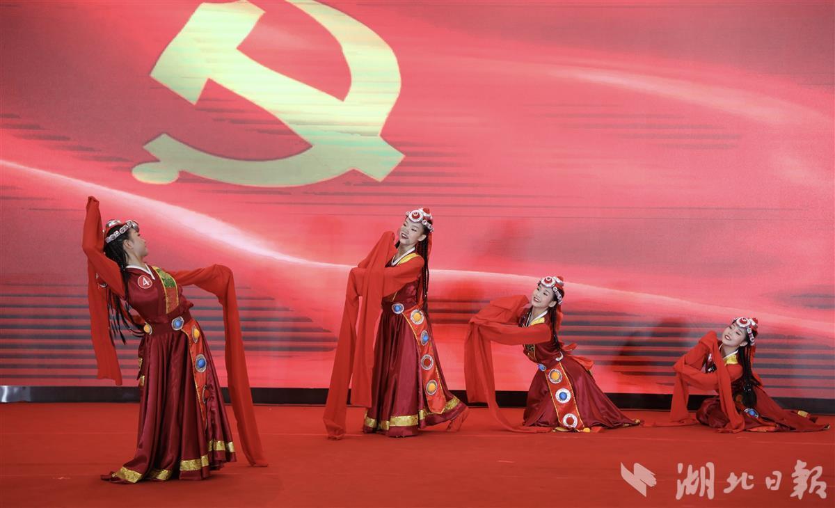用亲子活动丰富孩子假期，盐城万户新村社区剪纸迎新春